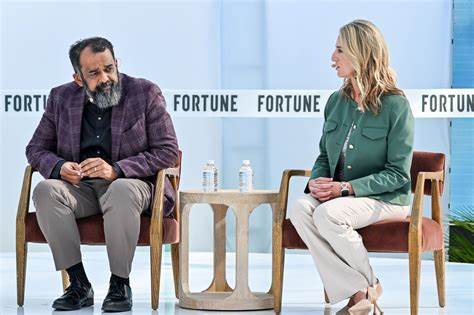 随着制造业面临日益严峻的劳动力和技能缺口,霍尼韦尔和卡特彼勒的首席技术官深入探讨了人工智能在加速数字化转型、提升工作效率及推动技术升级中的关键作用,展望了智能制造的未来发展方向。
