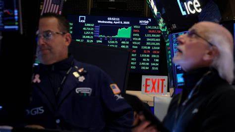 随着美国总统特朗普和中国国家主席习近平即将开展重要通话,标普500期货微幅上涨,投资者密切关注两国关系走向及其对全球市场的潜在影响。当前经济数据表现强劲,联储降息预期升温,多个行业龙头企业表现亮眼,整体市场情绪谨慎乐观。
