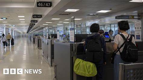 报道聚焦特朗普政府新推出的H-1B签证费用变动引发的广泛焦虑与混乱,通过一位印度软件工程师的亲身经历,深入解析签证政策变化对于跨国专业人才及其家庭的深远影响。文章同时探讨了H-1B签证的重要性、政策波动带来的挑战,以及未来签证申请和持有者面临的不确定性。
