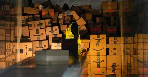 随着在线购物的普及,富裕美国消费者的购物和退货行为正给零售商带来数十亿美元的损失,而这些损失最终可能由所有消费者共同承担,改变了零售业的运作模式和消费者体验。文章深入探讨了高收入群体的网购特点、退货现象产生的深层原因以及对零售业及普通消费者带来的多重影响。
