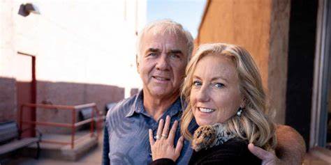 随着年龄的增长,许多人开始思考财务安全和家庭未来的保障。对于伴侣在理财方面经验不足的家庭来说,培养伴侣的财务知识不仅是责任,更是爱的体现。本文探讨了如何有效教导伴侣理财技巧,促进家庭财富稳健增长和生活安稳。
