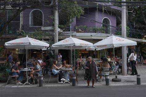 墨西哥城以其丰富多样的美食文化闻名。然而,近年来,随着大量美国居民的涌入和全球旅游的变化,传统本土美食场景经历了显著转型。本文深入探讨墨西哥城饮食文化现状及美国居民对其带来的影响和本地社会的多维反映。
