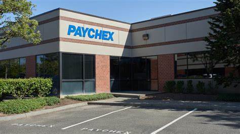 解析Paychex股票的股息结构与收益率,演示如何估算并构建每月500美元的分红收入来源,比较不同实现路径,强调风险管理、税务与分散配置要点,帮助投资者在Q1财报前后做出更理性的判断。
