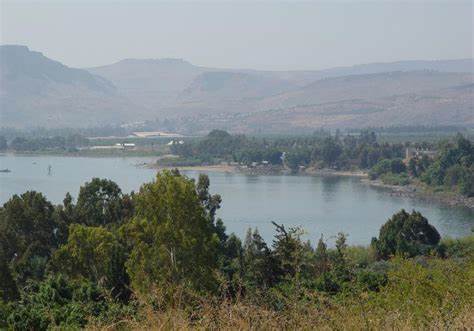 以色列通过创新的"逆向水输送"项目,将海水淡化水引入加利利湖,开创全球首例海水淡化水补充淡水湖的新模式,有效应对极端干旱挑战,确保国家水资源的长期可持续供应。本文深入解析该项目的背景、技术优势、生态影响及未来展望。
