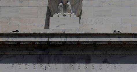 全球经济正经历复杂多变的阶段,美国联邦储备委员会率先开启降息周期,而其他主要央行则选择暂时按兵不动。本文深度剖析各国央行最新货币政策动向及其背后的经济逻辑,探讨未来全球金融市场走势及投资策略。
