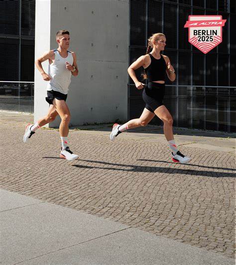 深入探索柏林这座历史与现代交织的城市,借助Altra品牌的运动装备和Strava挑战活动,让您的跑步与骑行体验更具激情和意义,感受Tiergarten公园独特的自然魅力与城市氛围。了解如何利用科技与自然完美结合,提升您的运动表现,打造难忘的柏林之旅。
