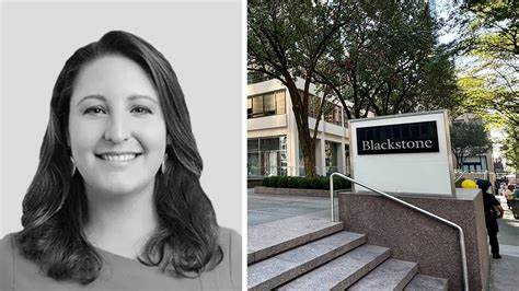在经历了悲痛的事件后,黑石集团迅速调整领导层,任命凯南为房地产收益信托(BREIT)首席执行官,她将带领公司迈向房地产市场的复苏与发展。此次变动不仅反映了公司对于业务稳定的决心,也体现了凯南在房地产投资领域的深厚经验。
