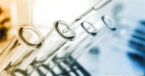 血浆凝血酶时间(Thrombinzeit,TZ)在血液凝固功能检测中具有重要作用,能够有效评估患者的凝血状态并辅助多种疾病的诊断和治疗监测。本文详细介绍了凝血酶时间的检测原理、采样要求、临床意义以及各类异常结果的相关解释,帮助医疗从业者和患者全面理解这一关键指标。
