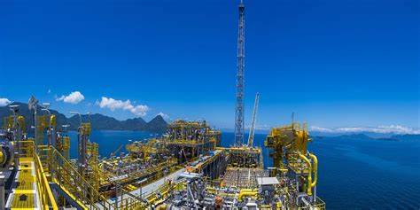 MODEC获得Hammerhead项目FPSO全套EPCI合同的背景、技术要点、产业影响与潜在风险评估,解读该项目对圭亚那能源产业、承包方与股东的长期意义。
