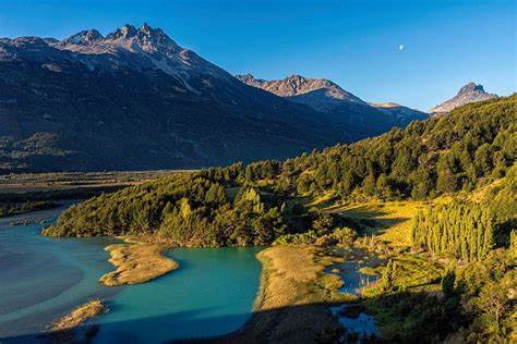 艾森地区位于智利南部,以其独特的地理特征、丰富的自然资源和独特的文化景观闻名。作为智利大陆及岛屿面积的近四分之一,艾森地区拥有得天独厚的自然环境和低密度的人口分布,成为自然爱好者和探险者的理想之地。本文深入探讨艾森地区的地理、气候、生态、社会发展及其在智利的重要地位。
