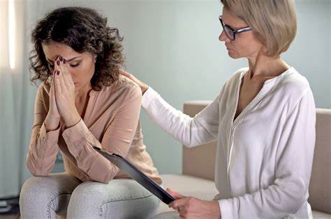 探讨自闭症谱系障碍女性独特的性侵害风险因素,分析其认知、社交和环境特点,并提供科学防范建议,帮助家庭和社会更好地保护这一群体。
