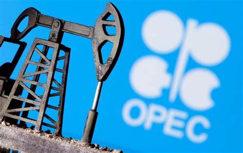 国际能源署(IEA)最新报告显示,尽管全球石油需求保持增长,但OPEC+成员国的增产举措将导致2025年至2026年期间全球石油市场供应过剩,推动库存攀升,给油价带来下行压力,同时凸显能源市场结构性变化。本文深入解析IEA与OPEC在市场预测上的分歧,探讨供需动态及其对未来能源格局的影响。
