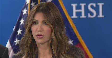 国土安全部长克里斯蒂·诺姆近期访问芝加哥,针对当地移民执法情况及ICE的执法行动展开深入调研,展示了联邦政府对非法移民问题的高度重视与严格管理态度。此次访问不仅凸显了移民执法政策的执行力度,也引发了社会各界对移民法治和人权保障的广泛关注。
