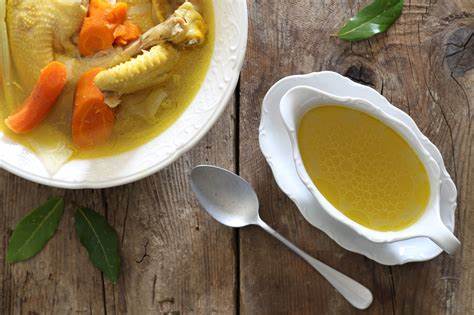 介绍如何制作美味浓郁的牛肉高汤,详述原材料选择、制作步骤及使用建议,帮助提升各类菜肴的口感和层次。适合家庭自制及专业厨房参考。
