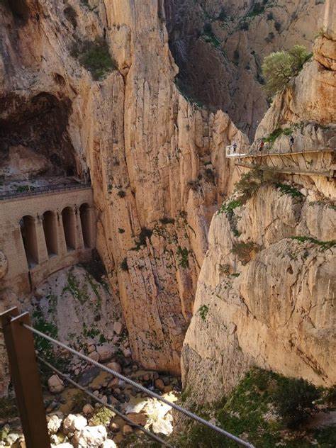 卡米尼托·德尔雷是西班牙最受欢迎的徒步路径之一,以其壮丽的峡谷景观和惊险刺激的悬崖步道著称。本文详述如何轻松预订门票、选择合适的游览方式,并分享旅游体验和实用建议,助你畅享难忘的探险之旅。
