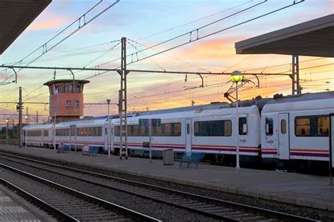 塔拉戈纳,作为西班牙地中海沿岸的历史文化名城,凭借便捷的铁路交通连接西班牙众多重要城市,成为旅行者向往的目的地。本文深入介绍如何通过实惠的火车票,轻松便捷地游览这座充满古罗马遗迹与地中海风情的城市。
