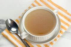 介绍用牛腱熬制牛肉高汤的传统方法与实用技巧,分享如何煮出清澈且味道浓郁的节日牛肉高汤,适合搭配多种面食和节日菜肴。详细讲解食材选择、制作过程及保存方法,帮助家庭厨师轻松掌握牛肉高汤的精髓。
