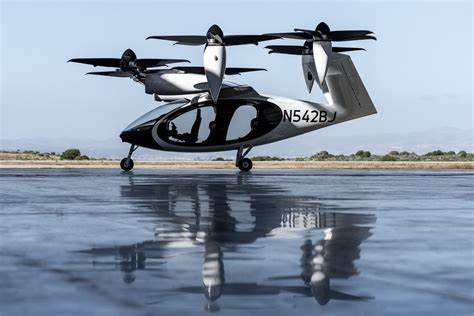 随着前美国总统特朗普公开表达对飞行汽车的支持,飞行汽车制造商Joby及Archer Aviation的股价大幅上涨,标志着飞行汽车技术在城市交通领域的重要突破和未来发展潜力。
