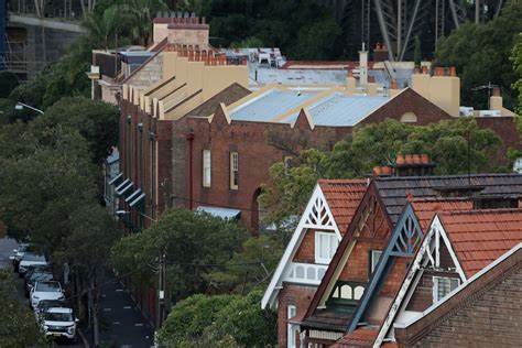 2025年8月,澳大利亚房价持续攀升,主要受到买家需求增加和住宅库存紧张的双重影响。随着利率下调和经济信心回升,澳洲房地产市场正逐步积累动力,迎来新一轮增长周期。
