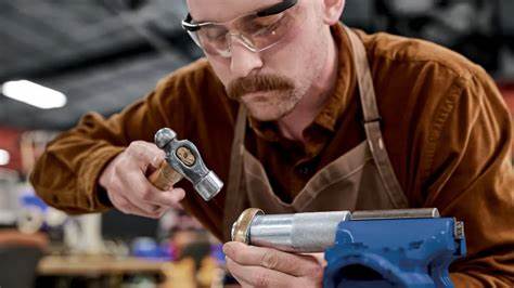 詹姆斯·艾弗里珠宝通过深入了解客户需求,精准把握市场脉搏,采用创新策略成功唤回忠实客户群体的支持与喜爱,探索其品牌转型背后的关键举措与实践经验。
