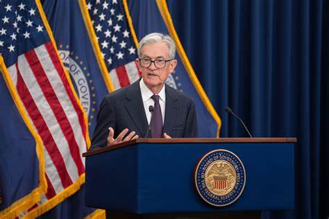 美联储近期的利率调整及政策方向引发全球金融市场高度关注。鲍威尔主席与新任理事米兰的讲话成为投资者和分析师追踪的焦点,同时美国多家重要企业即将发布财报,加之关键经济数据公布,市场动向尤为值得关注。
