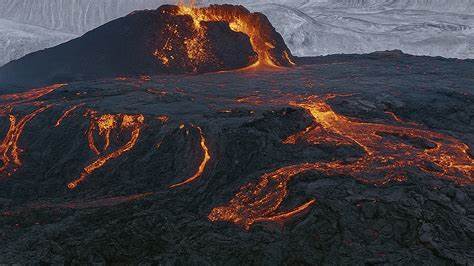 探寻冰岛壮美的自然景观,通过4K无人机航拍镜头展现冰岛独特的地质构造与绝美景致,带您感受北欧神秘国度的自然魅力与生态多样性。

