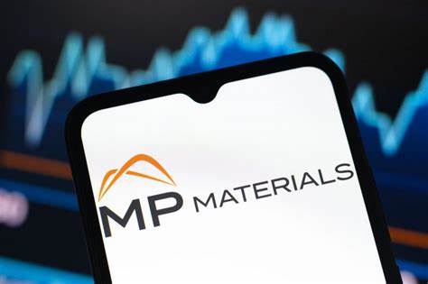 MP Materials作为北美唯一大型稀土矿供应商,其独特的市场地位和美国国防部的重大投资引发市场热议。本文深入分析MP Materials的业务模式、行业背景及未来发展前景,阐明投资该股票的潜力与风险,助你做出明智的投资决策。
