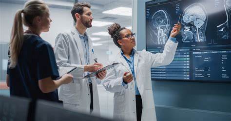 随着人工智能技术在医疗领域的迅猛发展,智能诊断系统逐渐渗透患者的诊疗过程,患者和医疗从业者面临新的挑战与机遇。探讨人工智能在医疗中的应用现状、优势、局限及未来医患关系的转型,为读者展现时代医疗的变革图景。
