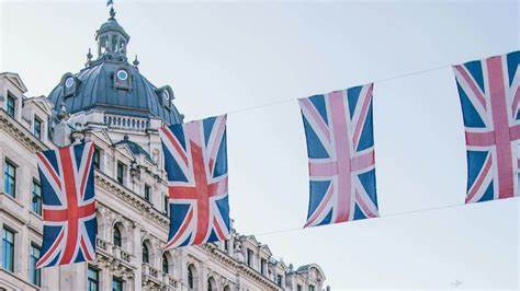 在数字身份证倡议引发近三百万英国民众联署反对后,政府作出正式回应。文章梳理事件来龙去脉、政府立场、公众和专家担忧、数据保护与法律风险,并探讨未来立法与实施可能带来的社会影响与应对策略。
