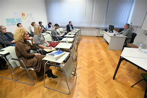 深入了解萨格勒布大学教师教育学院提供的各类本科、硕士及博士教育项目,涵盖早教、学前教育、小学教师教育以及专业研究领域,聚焦学术优势和实践应用,助力未来教育人才的培养。
