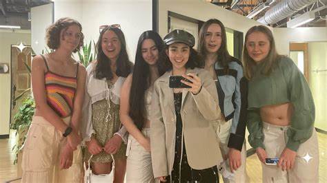 近年来越来越多好友选择共开银行账户进行聚餐旅行储蓄与共同消费,这种所谓的"财经亲密"既能提升储蓄效率也伴随法律与信任风险。本文从社交媒体趋势、专家观点、实际案例出发,分析共享账户的优劣,并提供可落地的防风险与替代方案建议,帮助读者做出稳妥决定。
