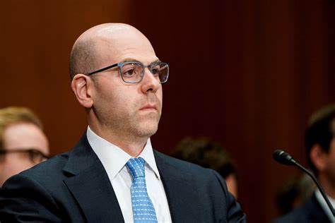 随着经济环境的变化和政策调整,美联储理事斯蒂芬·米兰提出应大幅降低联邦基金利率,以缓解过度紧缩的货币政策对就业和经济增长的影响,并推动通胀回归目标水平。
