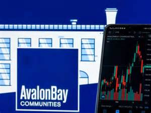 深入分析AvalonBay Communities(AVB)的股票表现,探讨其在近一年内为何未能超越道琼斯工业平均指数(Dow Jones Industrial Average)的市场表现,并评估其面临的挑战与未来潜力。
