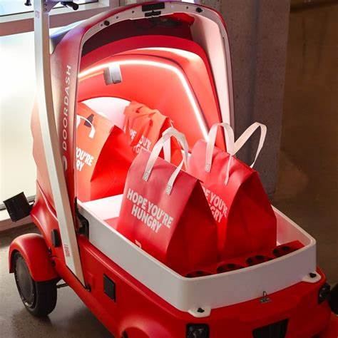 解析DoorDash如何通过Dot配送机器人与自主配送平台(ADP),利用视觉优先传感、深度学习与强化学习,解决最后十英尺难题、实现多模态车队协调与规模化落地,带来对本地商业与城市物流的深远影响。
