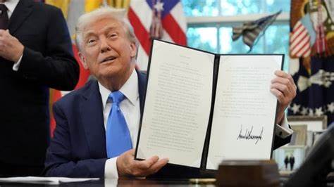 随着特朗普政府将H-1B签证申请费用提升至10万美元,全球主要经济体竞相吸引顶尖人才。此举不仅影响了美国的高科技及金融企业,也刺激了英国、欧洲、中东及亚洲国家制定更具吸引力的人才政策,开启了国际人才市场的新格局。
