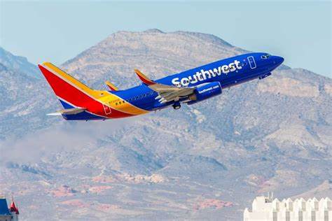 深入剖析西南航空(Southwest Airlines)股票的市场表现,比较其与道琼斯工业指数的涨跌情况,探讨公司财务状况及未来潜力,帮助投资者全面了解这家大型航空公司的投资价值。
