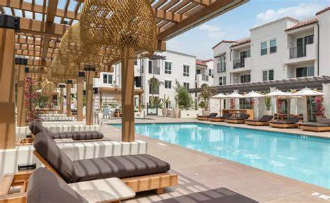 Alpine Investors通过成立Oakline Properties并收购Cirrus Asset Management,开启面向全国拓展的物业与资产管理平台。文章解读并购背景、平台战略、对业主与住户的价值、行业趋势与潜在挑战,分析未来整合路径与市场影响,为房产管理从业者与投资人提供实用洞见。
