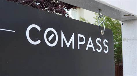 Compass宣布以16亿美元收购其重要竞争对手Anywhere,这一交易不仅重塑了房地产市场格局,也体现出行业整合趋势加速,推动数字化转型和服务创新。本文深入分析此次并购的背景、影响及未来潜力,揭示房地产巨头如何通过战略扩张提升竞争优势。

