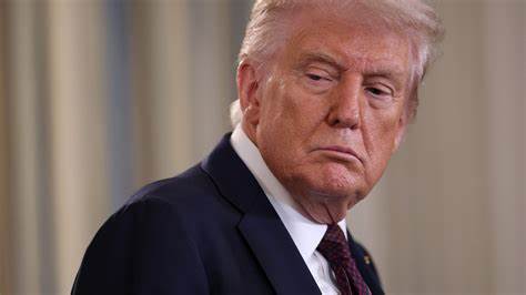 据法院文件披露的和解细节、法律背景与行业含义的综合分析,探讨社交媒体平台内容审核、言论自由法律边界以及科技公司与政治力量互动的长期影响
