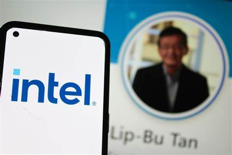 围绕英特尔新任CEO林百欣(Lip-Bu Tan)任职六个月之际,与英伟达(Nvidia)达成年度五百亿美元合作协议的重磅新闻,深入解析两大芯片巨头携手推进计算领域革命的背景与未来展望。
