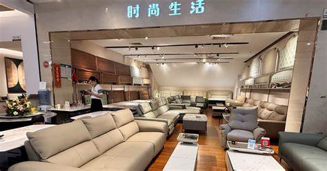 随着美方对厨房橱柜、浴室梳妆台和软体家具提高重税,广东乐从这类制造集群的反应和调整展示了中国家具行业的现实路径,本文分析产业链重构、市场多元化与企业应对策略,并探讨对全球家具贸易与终端消费者的长期影响。
