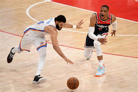 作为NBA的顶级球星,凯文·杜兰特表达了他想要忠诚于一支球队,最终在俄克拉荷马城雷霆队退役的美好愿望,本文深入探讨了这位超级巨星的职业选择、雷霆队的未来以及球迷们对他的期待。
