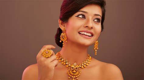 在全球经济充满不确定性的背景下,随着美联储可能在本周宣布降息,黄金市场迎来了交易活跃期,价格快速攀升接近历史高点。本文深入分析了黄金价格背后的驱动因素以及投资者应如何把握当前黄金市场机遇。
