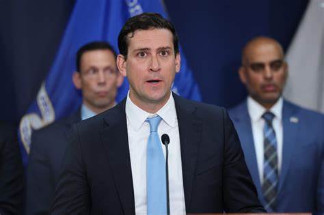 一名19岁的伦敦居民被指控策划大规模网络敲诈行动,涉及47家美国企业,涉案金额高达1.15亿美元,案件揭示了现代网络犯罪的复杂性和青少年黑客的严峻威胁。此次事件突显了全球网络安全面临的巨大挑战以及跨国执法合作的必要性。
