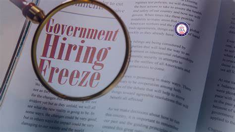 随着招聘冻结的持续,企业人力资源领导者正积极推动内部流动和员工技能提升,借此应对经济不确定性和人才市场的挑战,提升企业竞争力与员工忠诚度。本文深入探讨了这一趋势背后的原因、实践方法及未来发展方向。
