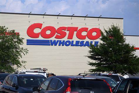 从最新财报与管理层表述入手,全面分析好市多(Costco)股价回调的原因,探讨销售结构、会员模式、估值承压与宏观风险对股价的影响,并提供投资者在不同情形下的应对思路。
