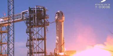 杰夫·贝索斯创立的蓝色起源公司在经历火箭发射事故后,积极改进技术并计划于2024年重新启动载人航天飞行,标志着私人航天事业的又一次重要进展。本文深入分析蓝色起源的发展历程、技术挑战及未来展望。
