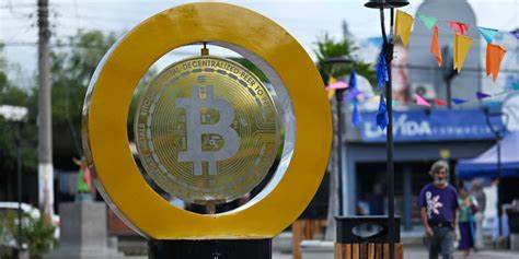 分析美联储最新降息政策如何成为推动比特币及主流山寨币XRP和Solana价格大幅上涨的关键因素,深入探讨宏观经济环境对数字货币市场的深远影响及未来走势展望。
