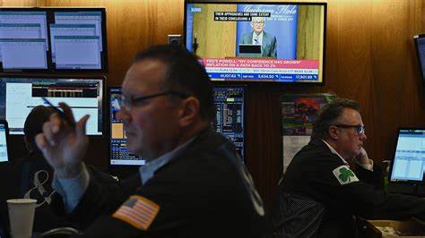 在经历了一轮由科技股推动的强劲反弹后,华尔街期货市场保持稳定,投资者密切关注美联储主席鲍威尔的讲话内容,以判断未来利率走向及经济前景。市场在权衡通胀压力与就业市场疲软的复杂背景下波动,反映出投资者对未来政策路径的不确定性。
