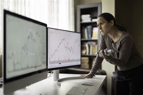 面向有100%可支配资金为5万美元的投资者,系统梳理当前股市机会、行业轮动、头部公司与ETF的配置逻辑,并给出风险管理、税务与执行建议,帮助读者制定切实可行的长期投资方案
